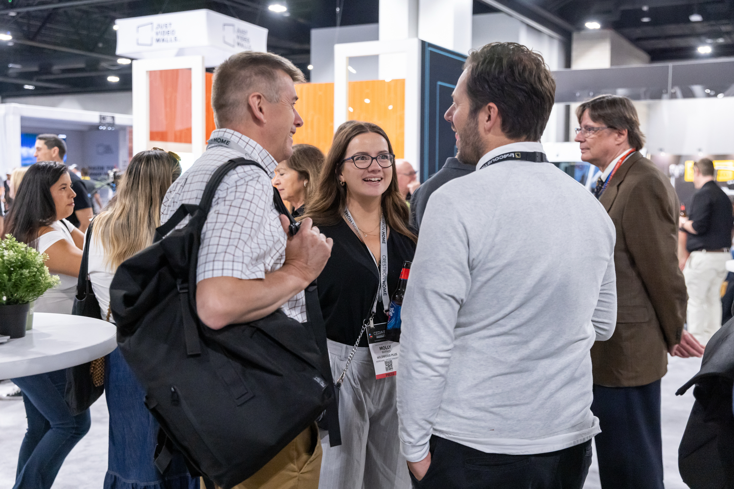 CEDIA Expo/CIX attendees networking and having conversations with fellow industry pros
